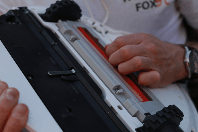 The main brush of the Roborock S7 moves downwards and upwards